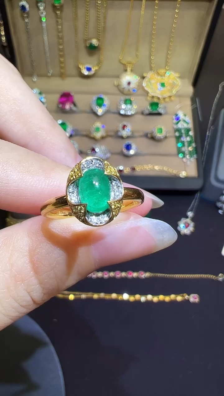 18K金镶嵌戒指祖母绿0.9ct