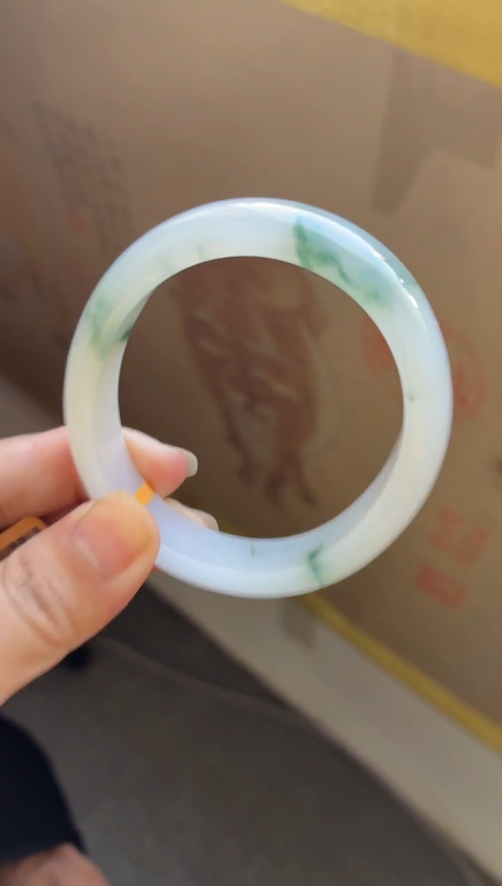 未镶嵌手镯翡翠（高货 一定要买）冰透胶牛奶底飘绿贵妃16号