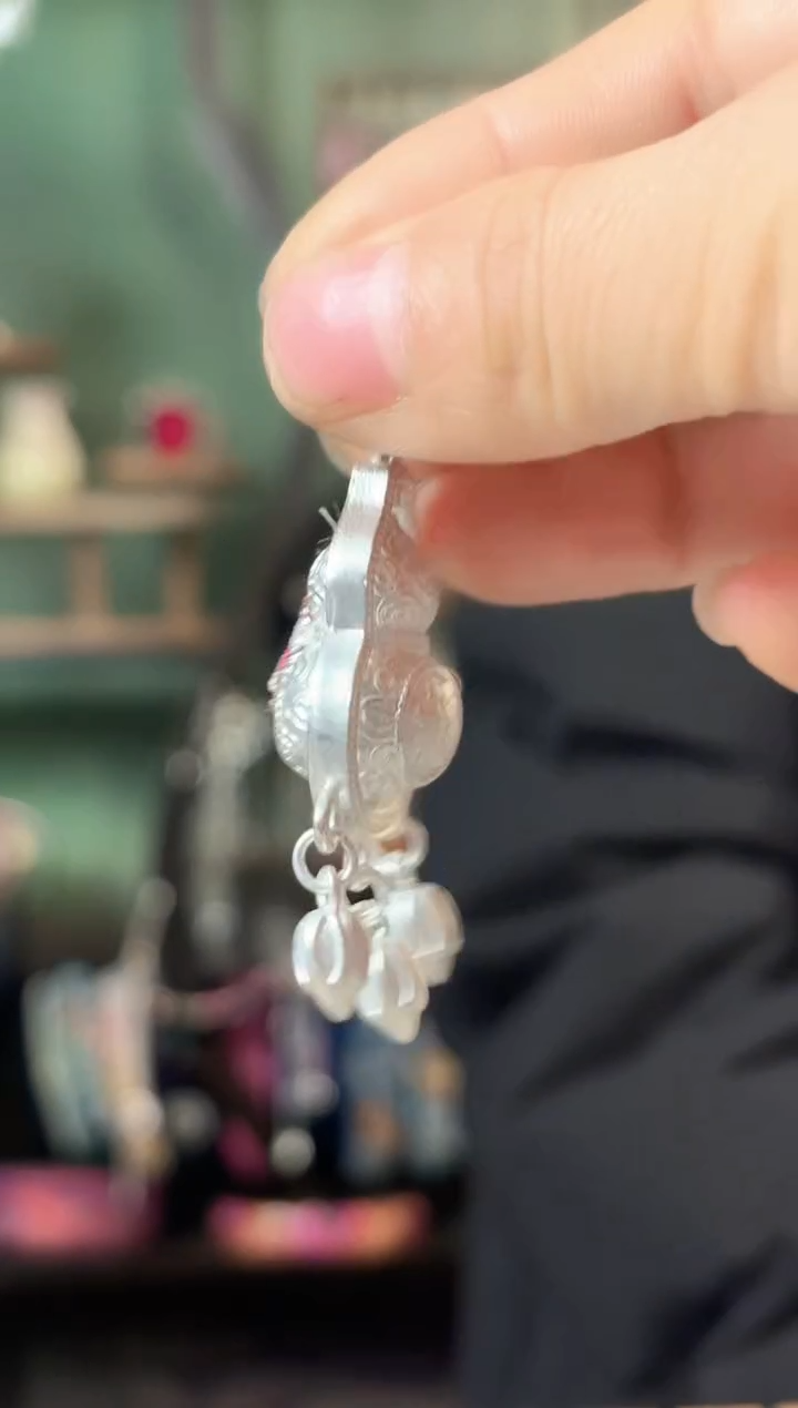 彩云南阁非遗老绣饰品