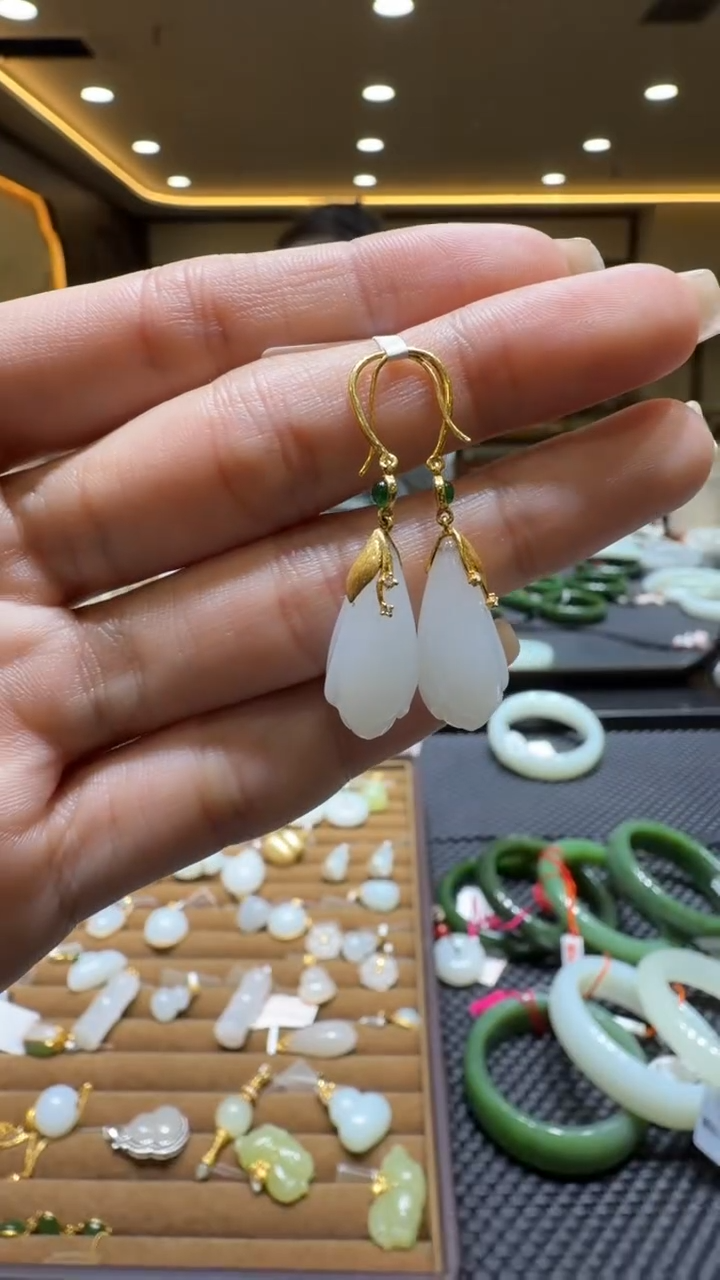 颈饰18K金镶嵌和田玉耳饰一对