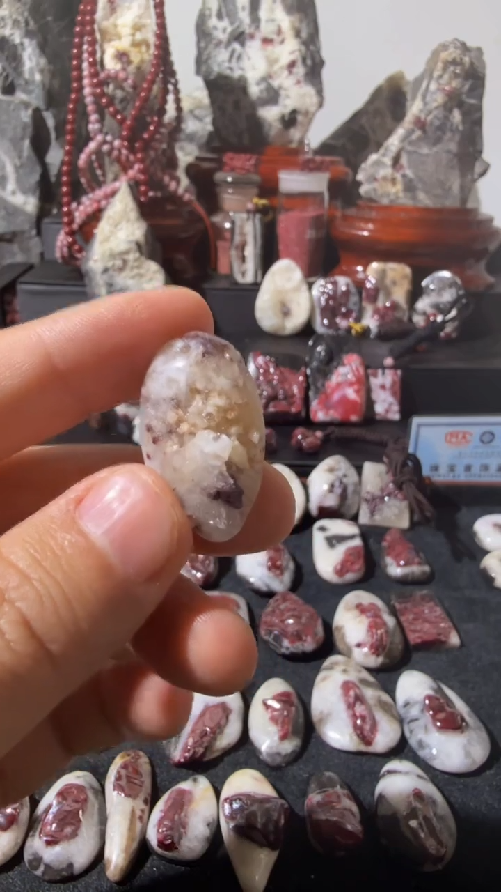 天然辰砂天然辰砂天然朱砂大晶砂随行吊坠