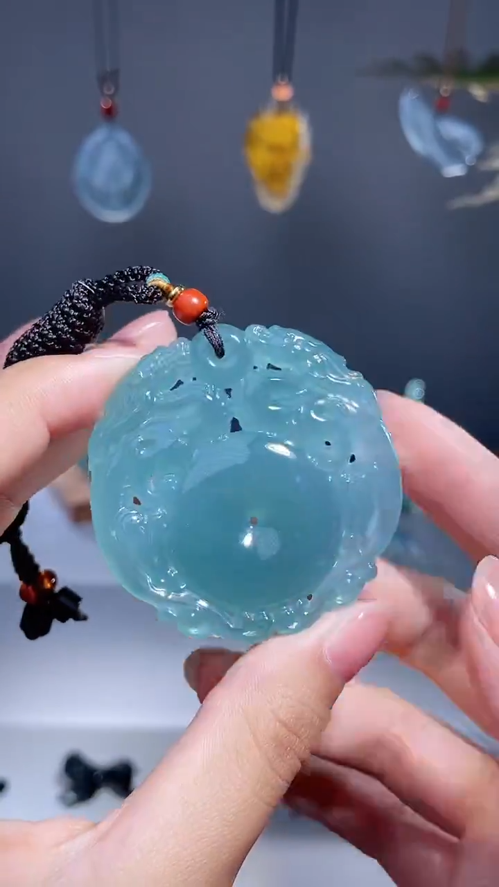 颈饰未镶嵌翡翠龙牌