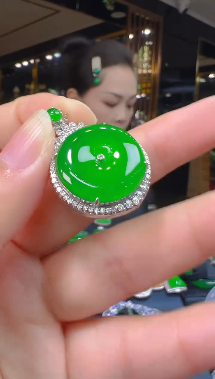 吊坠(赠链)18K金镶嵌翡翠036 
