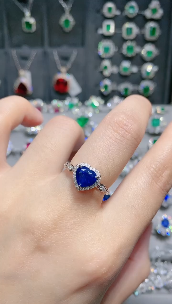 18K金戒指蓝宝石18K金镶嵌.