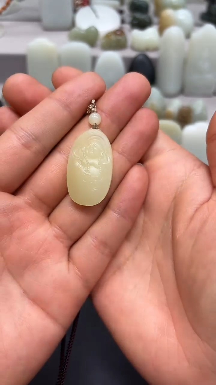 和田玉未镶嵌颈饰.