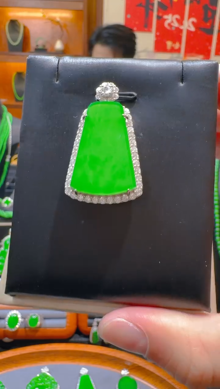 【闪购商品】翡翠吊坠(赠链)银S925镶嵌天然A货翡翠