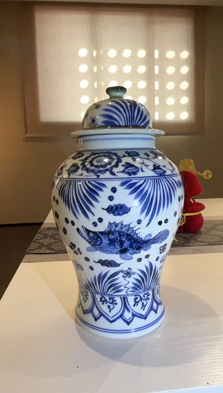 【闪购商品】摆件景德镇陶瓷青花鱼藻荷花将军罐