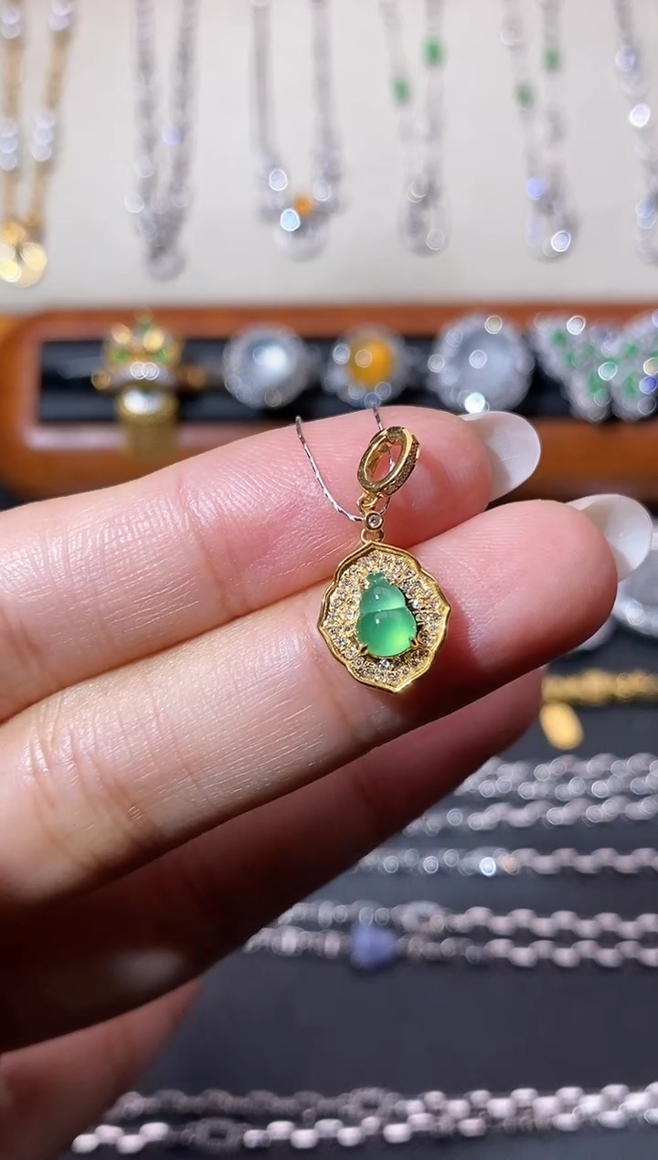 翡翠18K金镶嵌颈饰吊坠