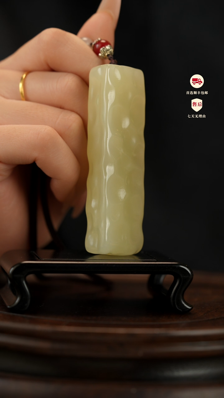 云南石竹叶青雕刻：小奶酪手把件摆件