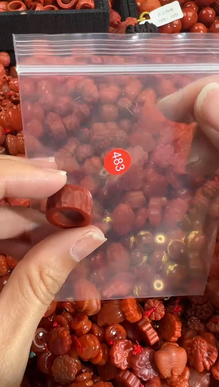 南红玛瑙未镶嵌颈饰1