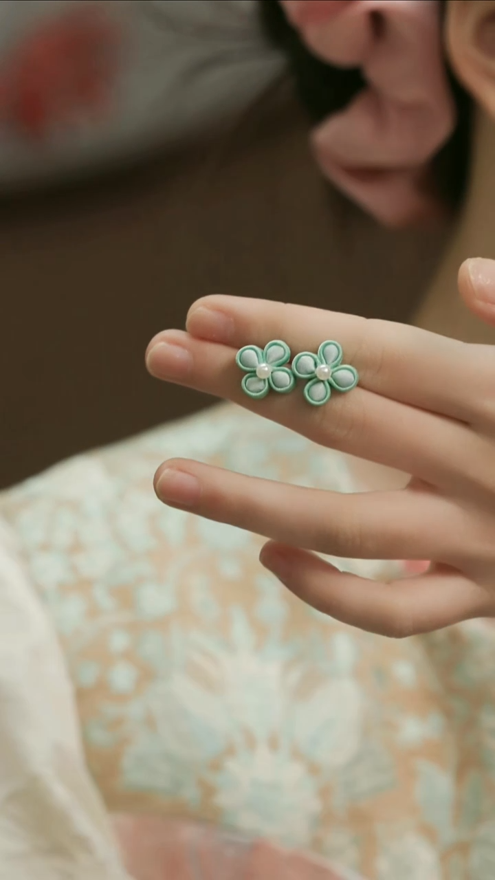 刺绣湘传礼盘扣耳饰