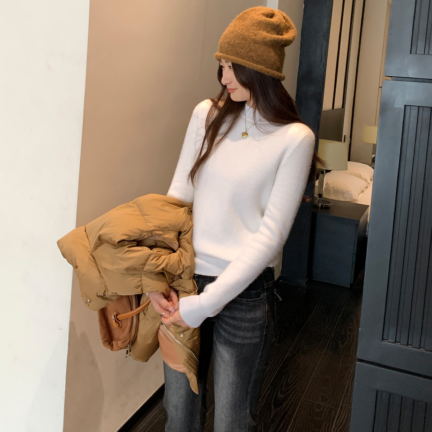 2025年新款白色毛衣半高领内搭打底针织衫女秋冬修身显瘦上衣