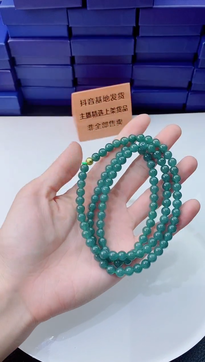 翡翠未镶嵌颈饰         