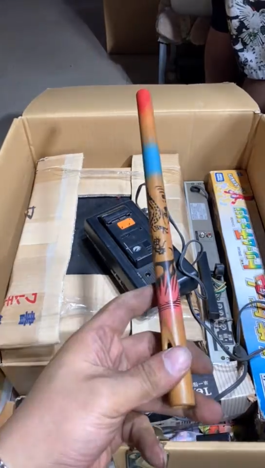 8新坚****n中古商品，瑕疵品，不保好坏。587