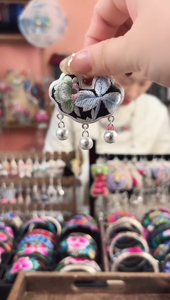 织绣蓝*石艺枝独绣手工饰品1