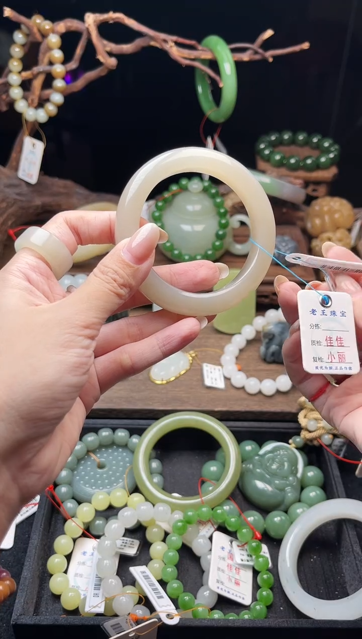 和田玉手镯未镶嵌青海藕粉带紫 55圈9009125暗裂