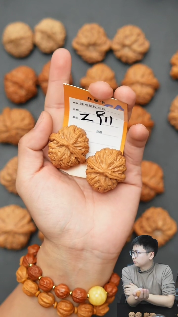 【闪购商品】文玩核桃把件红锦鲤38