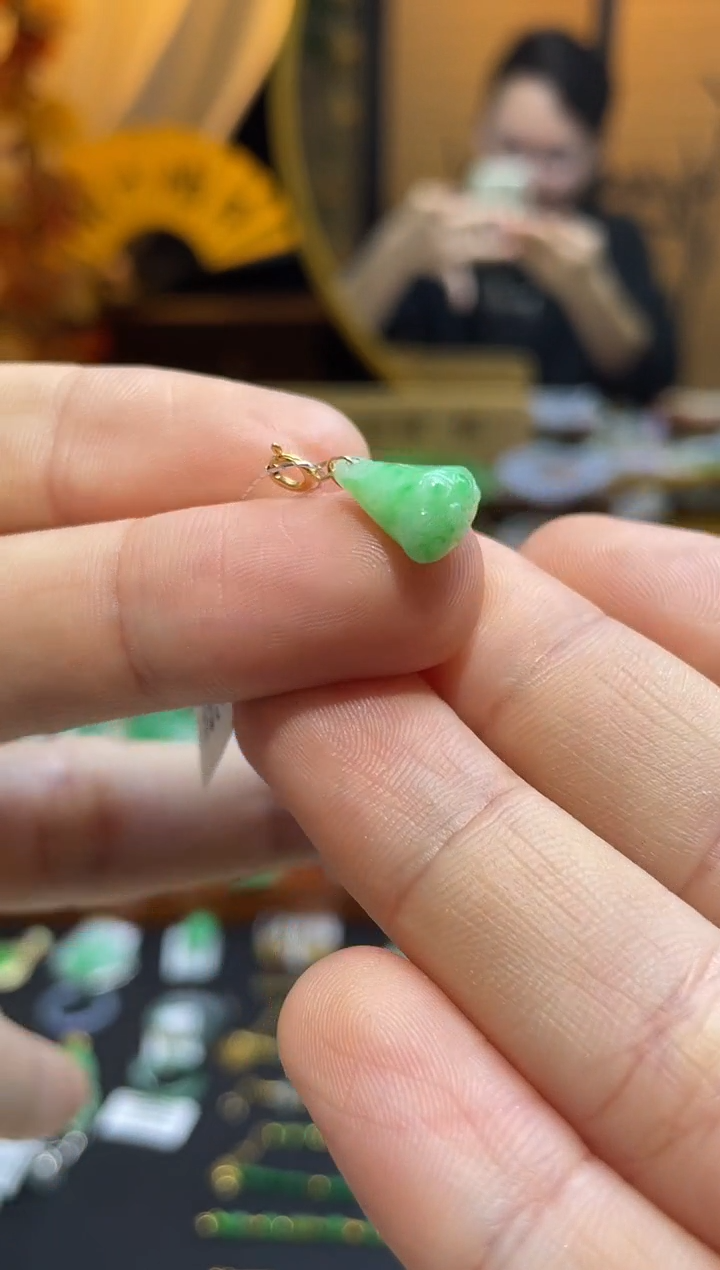 颈饰18K金镶嵌翡翠百元以下不出证 