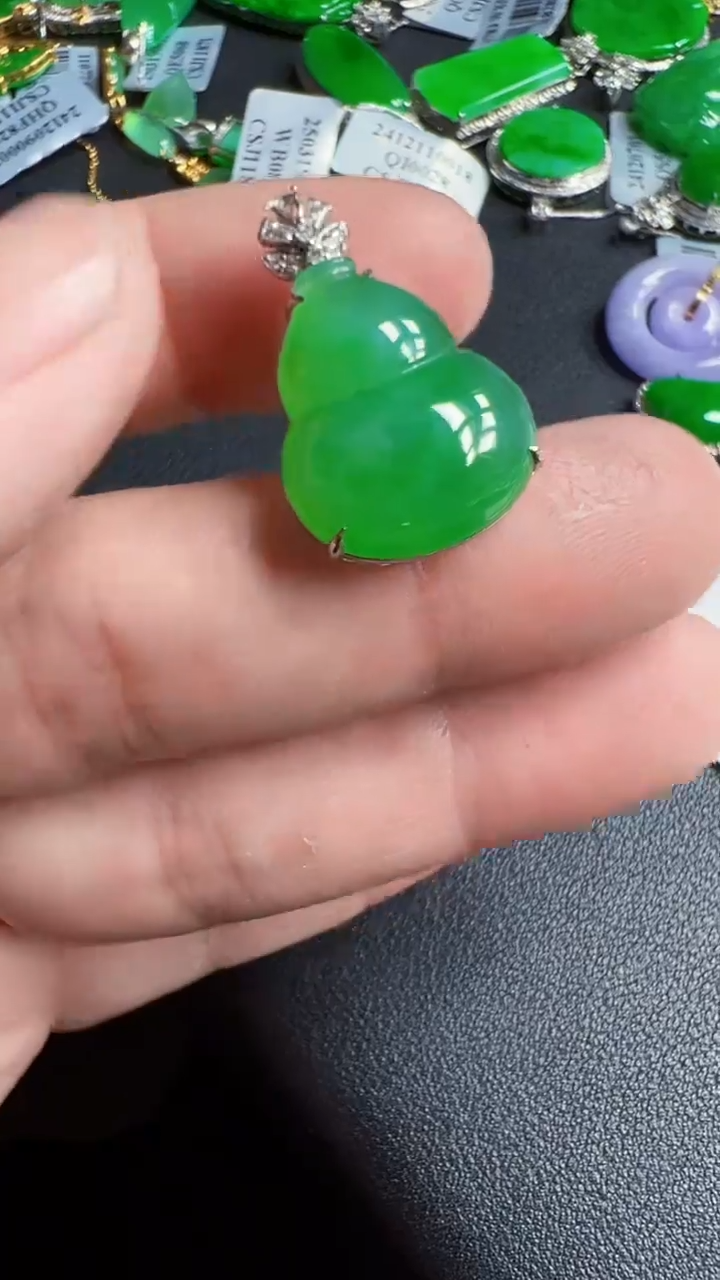 颈饰18K金镶嵌翡翠葫芦
