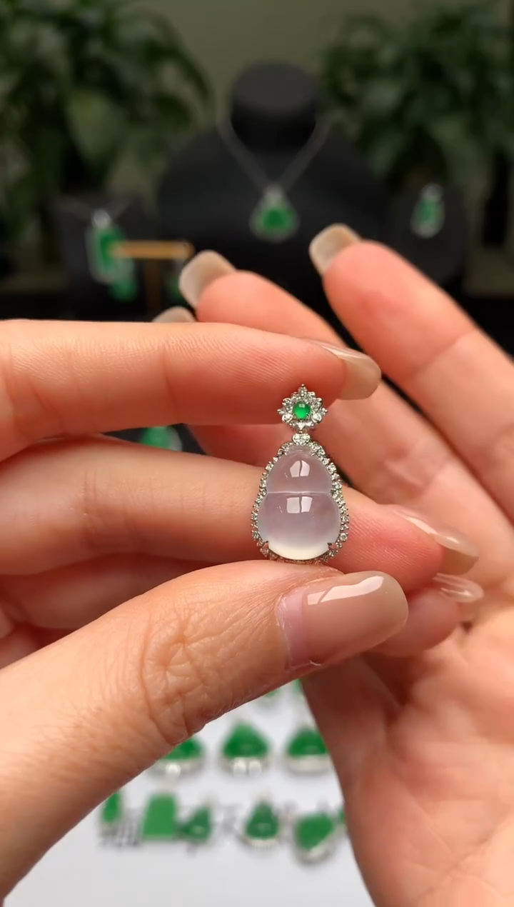 颈饰18K金镶嵌翡翠葫芦