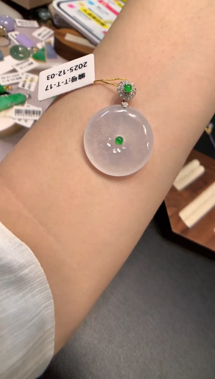 颈饰18K金镶嵌翡翠平安扣