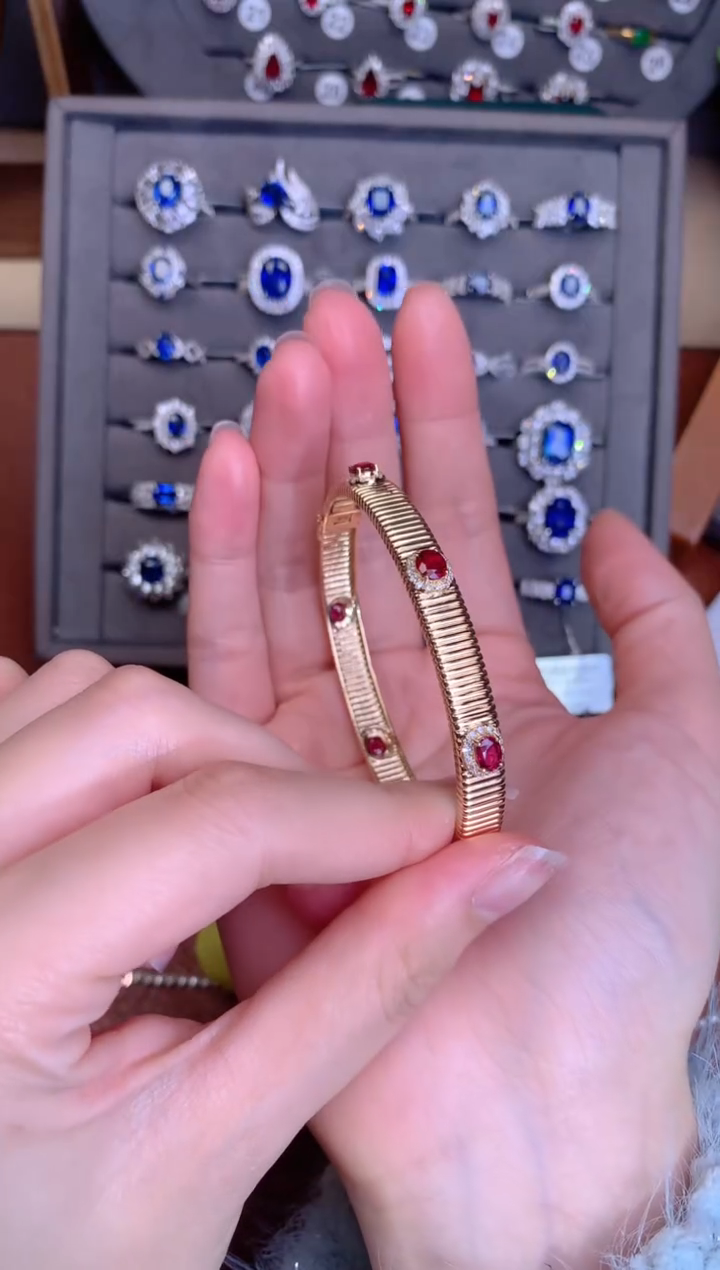 【闪购商品】红宝石手镯18K金镶嵌2.9CT