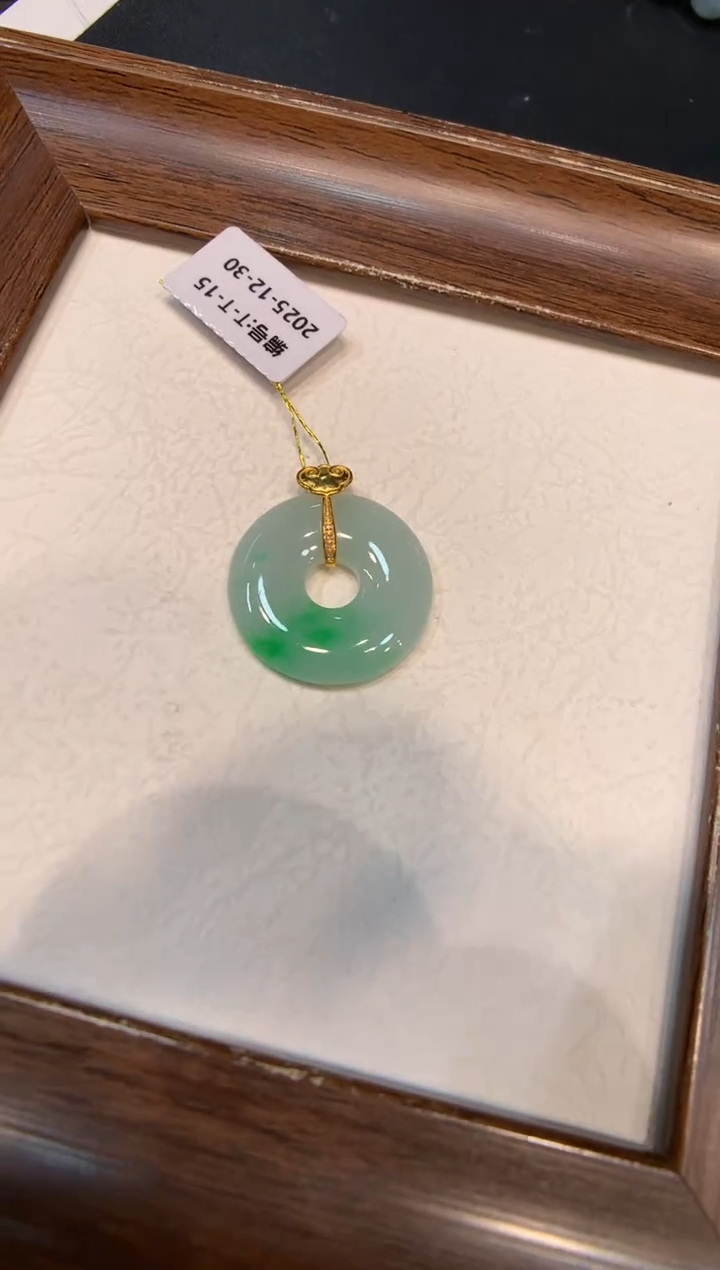 颈饰18K金镶嵌翡翠甜甜圈 