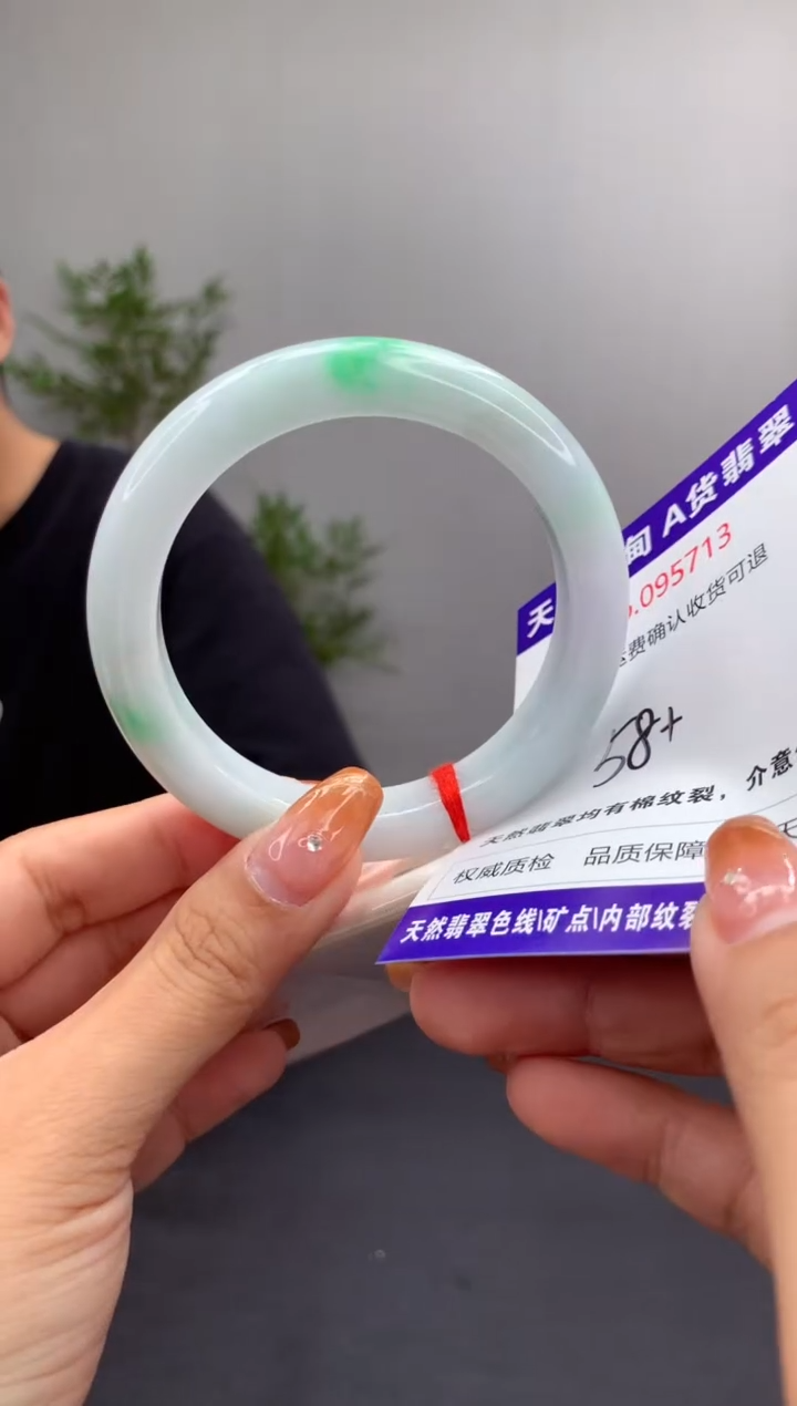 未镶嵌手镯翡翠有纹，完美者勿拍