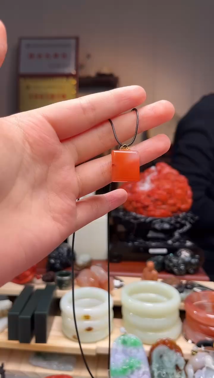 颈饰18K金镶嵌南红玛瑙吊坠