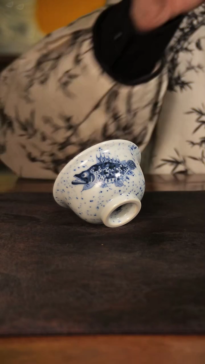 唐语青花撒蓝鳜鱼小压手杯