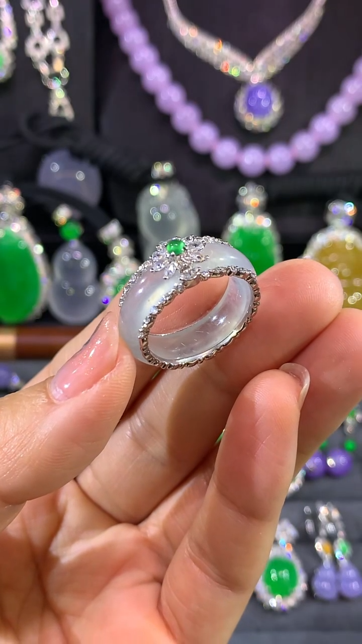 18K金镶嵌戒指翡翠戒圈 