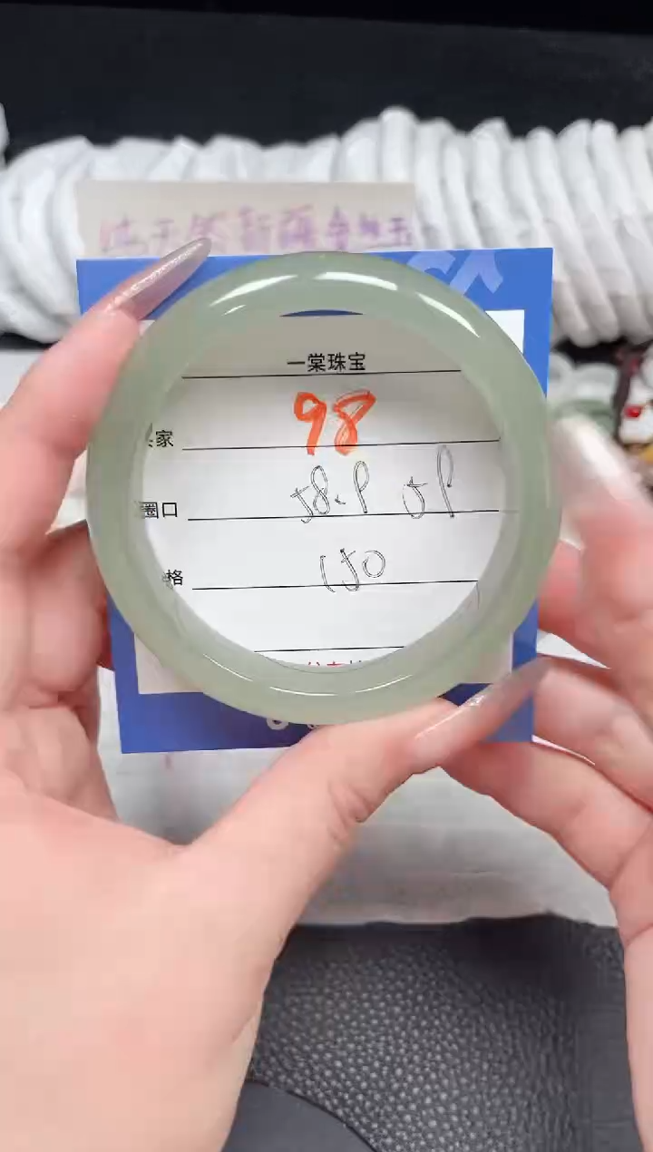 【闪购商品】石英质玉手镯未镶嵌98