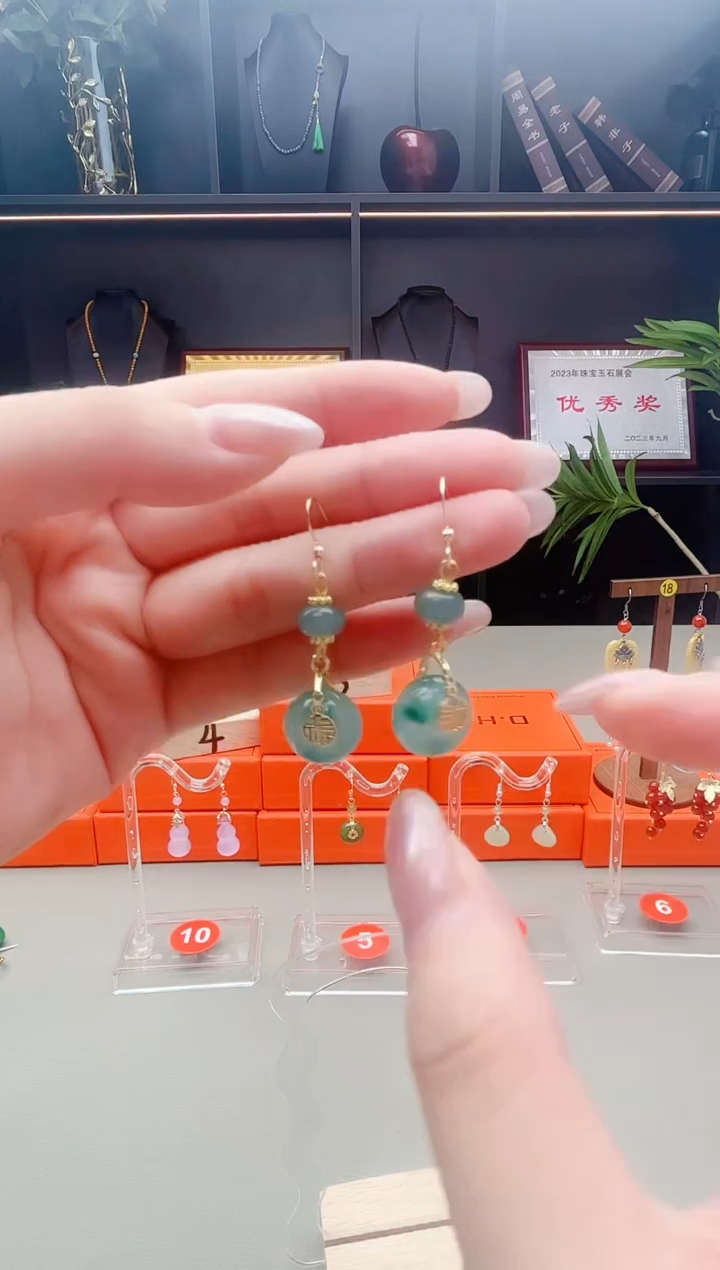 未镶嵌石英质玉（天山翠）耳钉307