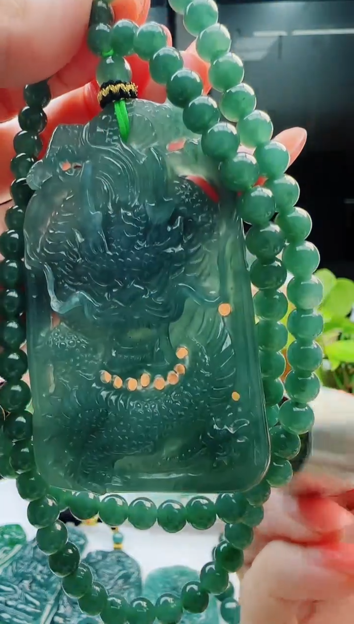 翡翠未镶嵌颈饰多样性发货其中一件