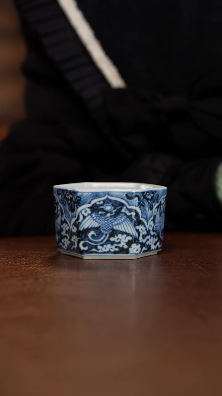 元青花凤纹六方直口杯