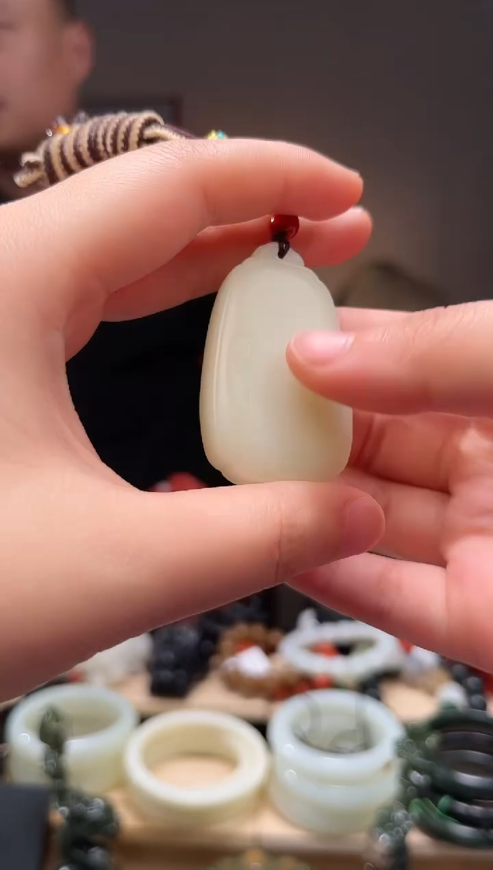 颈饰未镶嵌和田玉吊坠