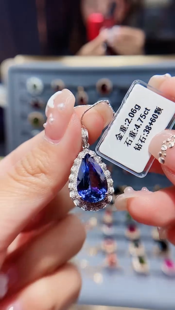 【闪购商品】18K金镶嵌颈饰坦桑石4.75.