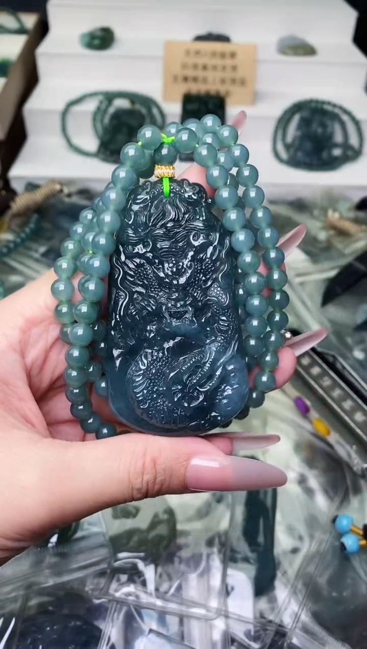 颈饰未镶嵌翡翠 