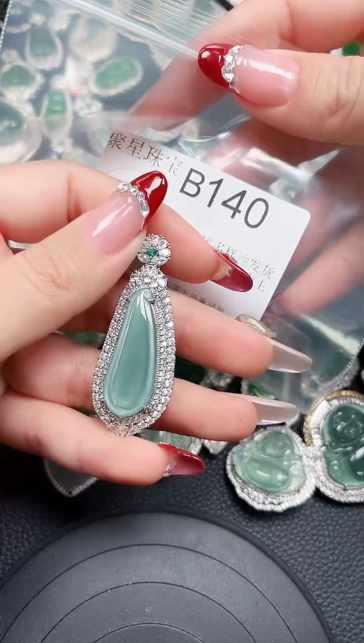 【闪购商品】翡翠颈饰未镶嵌赠皮绳140