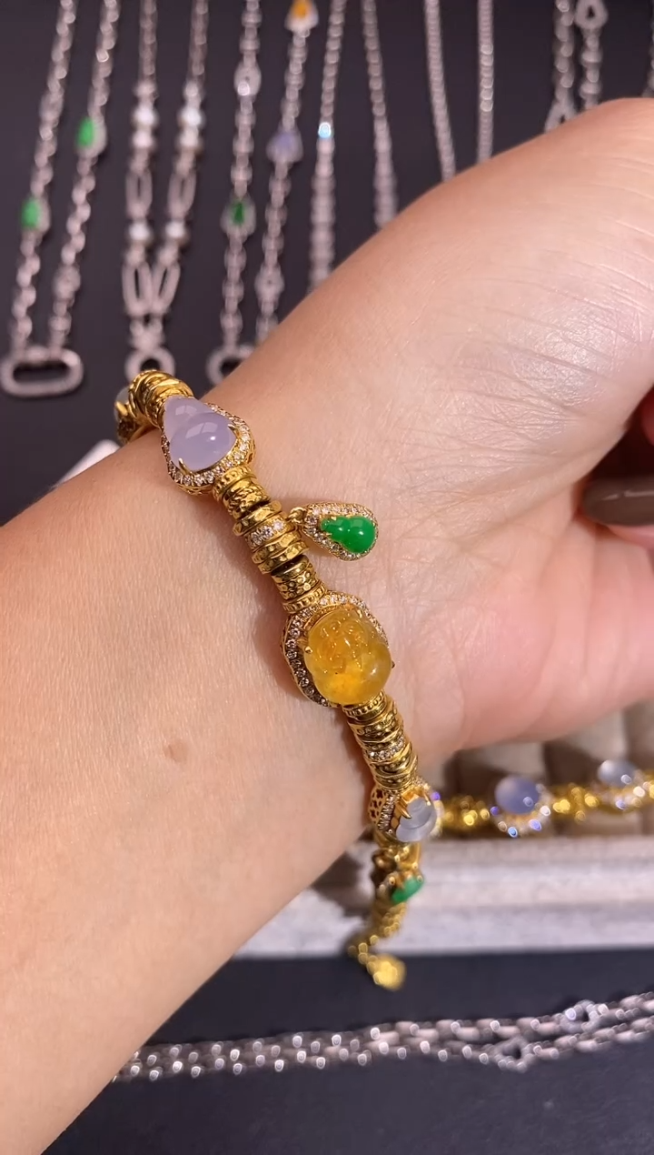 颈饰18K金镶嵌翡翠盘缠