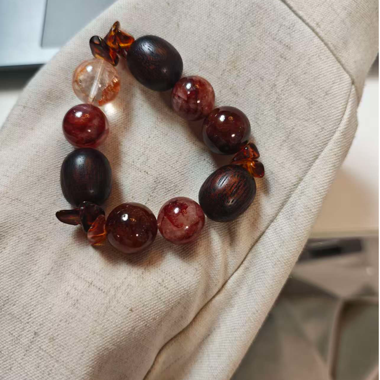 【温暖壁炉】红胶花金箔胶花花珀天然水晶手串