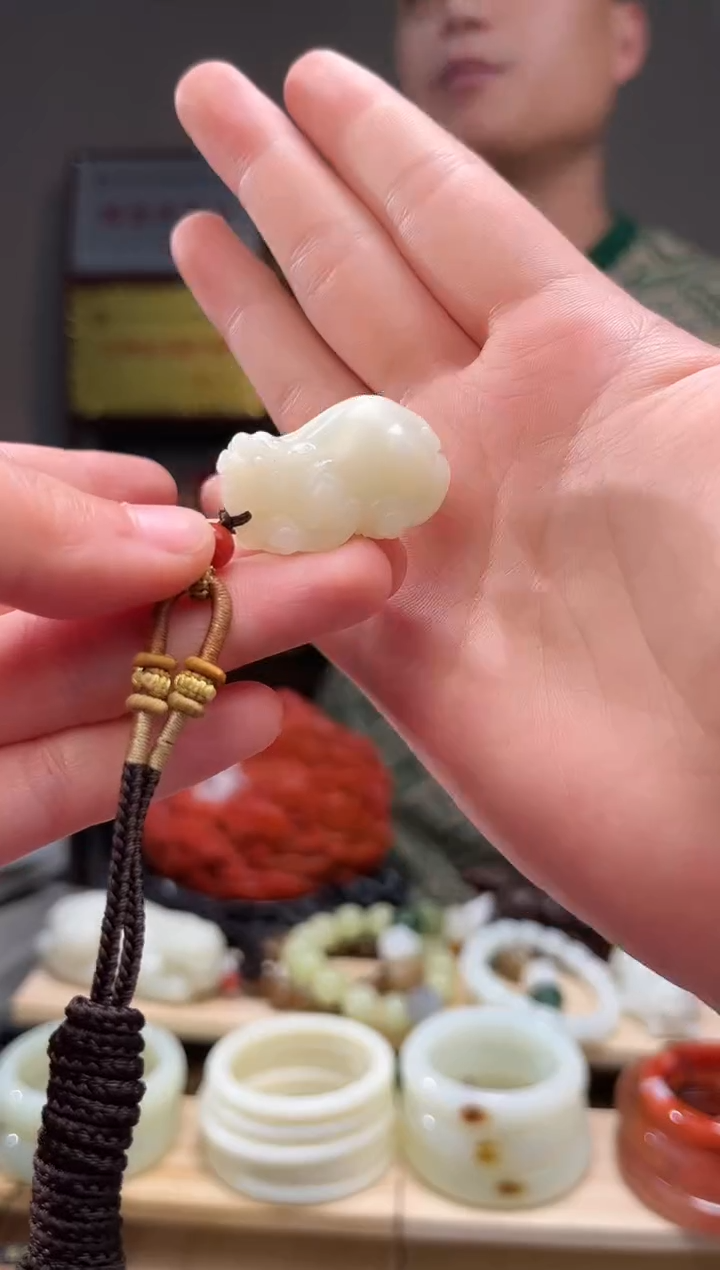 颈饰未镶嵌和田玉吊坠