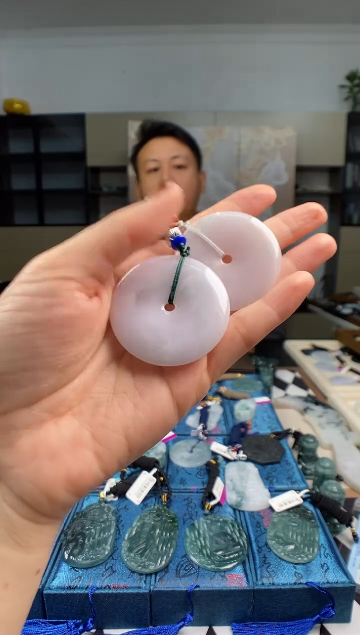 颈饰未镶嵌翡翠   多样性发其一