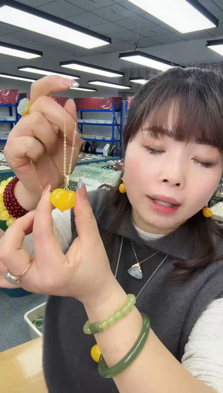 蜜蜡颈饰未镶嵌屁桃吊坠