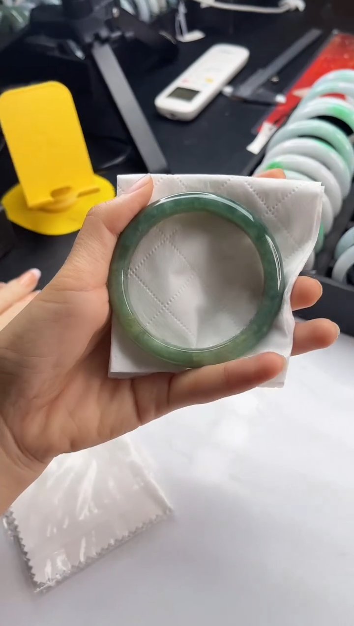 翡翠手镯未镶嵌翡翠1