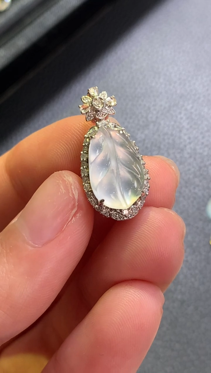 【闪购商品】翡翠18K金镶嵌颈饰叶子