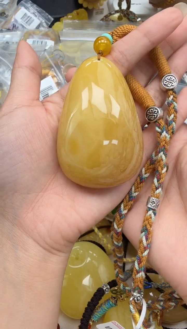 未镶嵌琥珀裸石如图