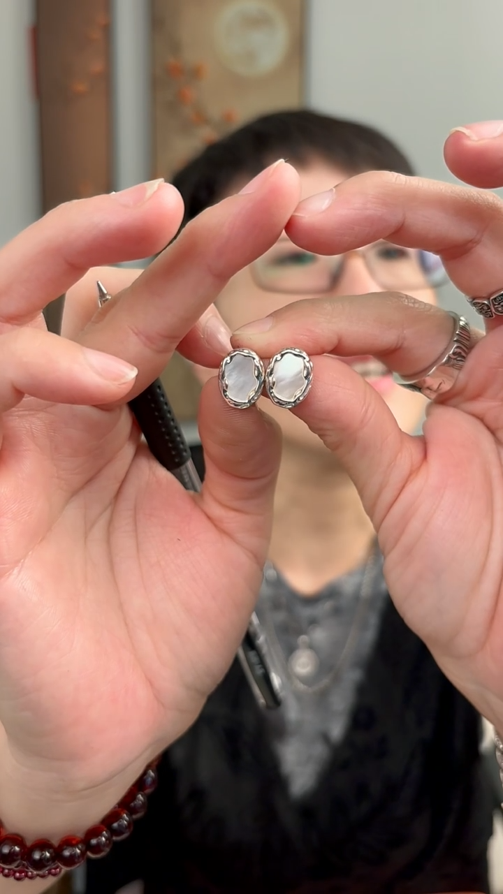 无925银熔岩白贝耳钉55