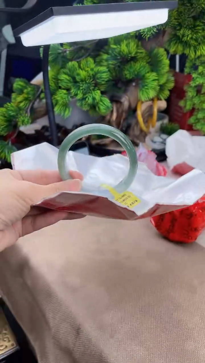 翡翠手镯未镶嵌翡翠手镯