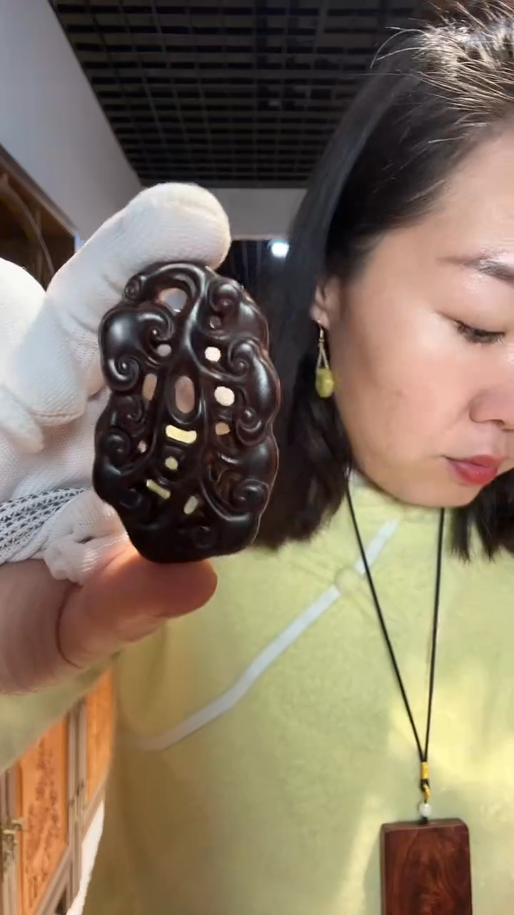 檀香紫檀（小叶紫檀）小叶紫檀雕刻灵芝脖挂